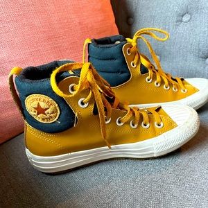 Boys Converse high top waterproof Sneaker Boot size 3.5